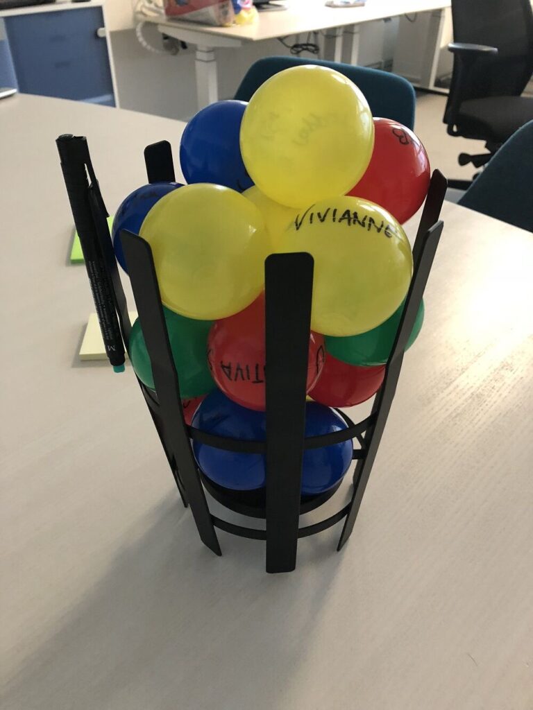 Korg med färgglada bollhavsbollar på kontor - Joakim Åbergs metod för att visualisera och fira projektframsteg i stora projekt