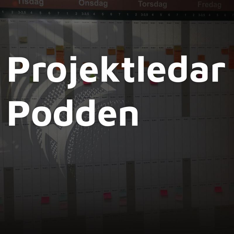 Projektledarpodden logo över suddig bakgrund med projektplaneringsschema, mikrofon och projektdokumentation