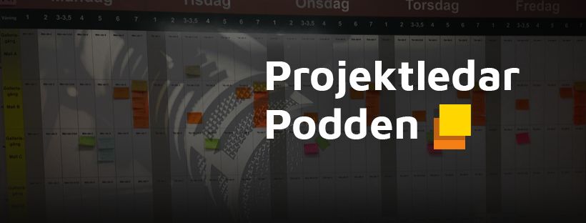 Projektledarpodden logo över suddig bakgrund med projektplaneringsschema och resursstyrningsverktyg