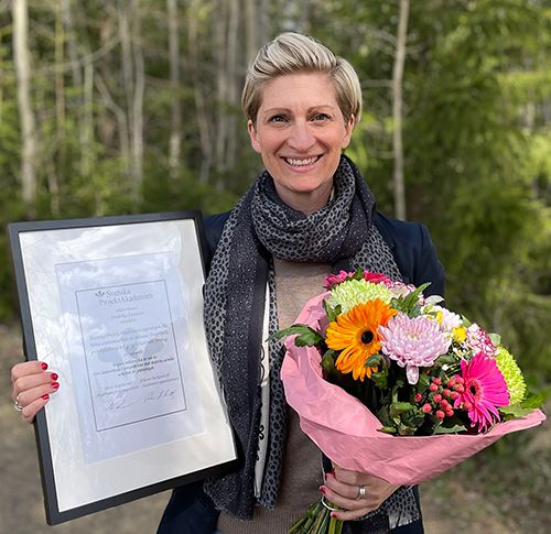 Fredrika Svensson med sitt pris från Svenska projektakademins uppsatstävling för forskning om distansledarskap under pandemin