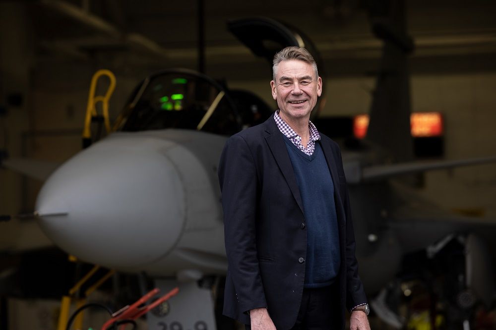 Eddy De La Motte, årets projektledare 2021, framför T-7 skolflygplan som utvecklades i det framgångsrika partnerskapet mellan Saab och Boeing