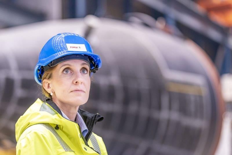 FMV projektledare inspekterar ubåtskonstruktion under A26-projektets byggfas i Karlskrona