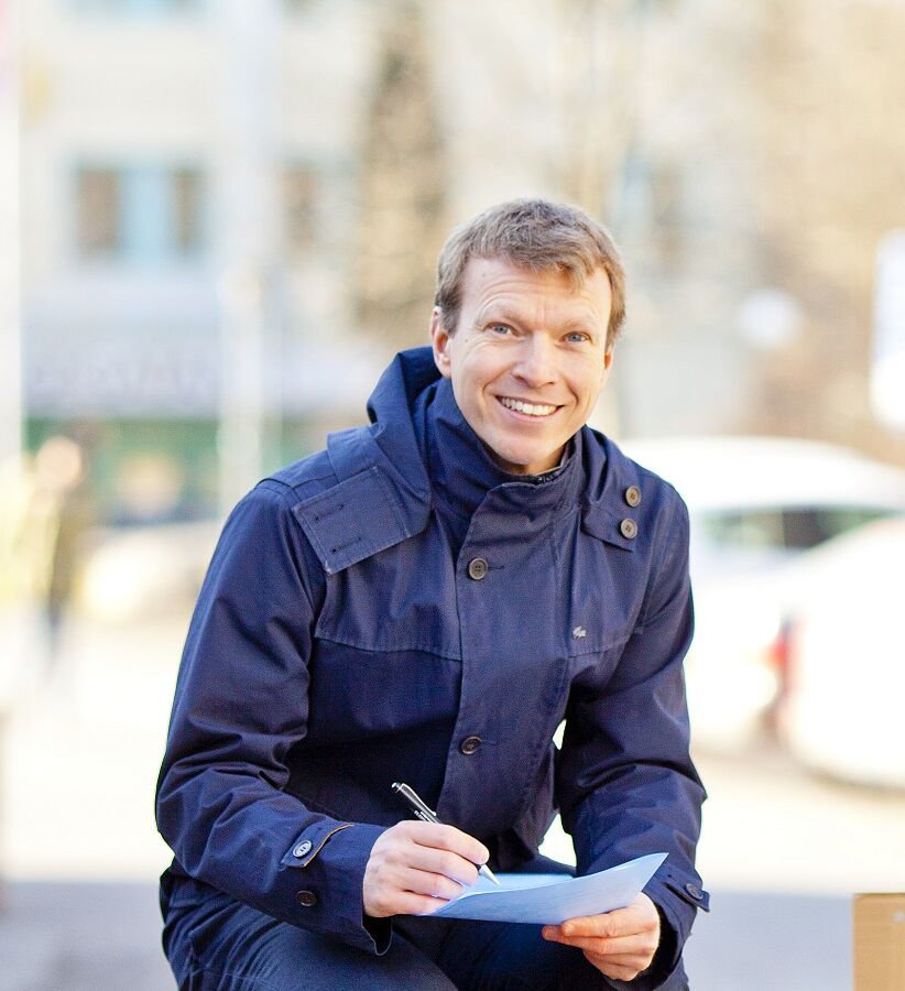 Mattias Ejbe med papper och penna planerar projekt utomhus
