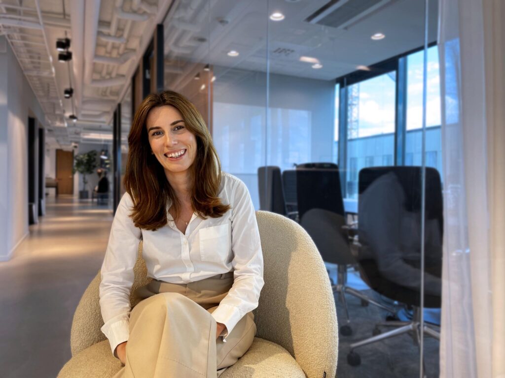 Marina Maric projektledare och PMI Sweden Chapter styrelsemedlem i modern kontorsmiljö