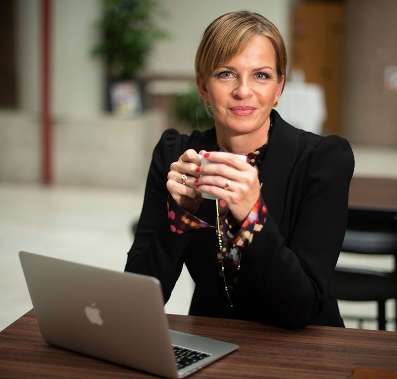 Loa Lava Brynjulfsdottir ledarskapsexpert och föreläsare inom modigt ledarskap med kaffe och laptop