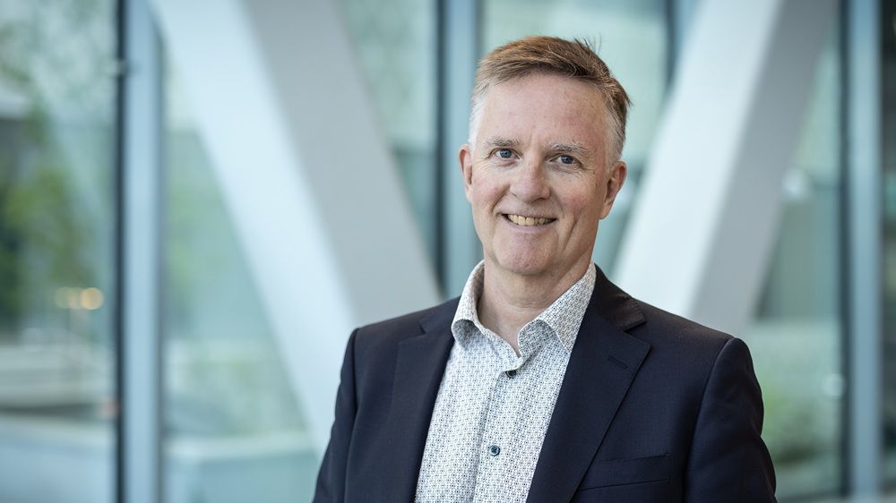 Anders Miller, projektledare på SEB, i modern kontorsmiljö