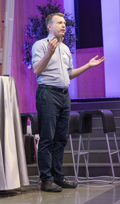 Mattias Ejbe presenterar projektavslut projektledning på konferens